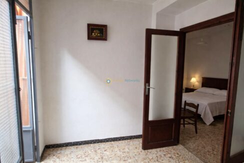 Vista de dormitorio minimalista iluminado