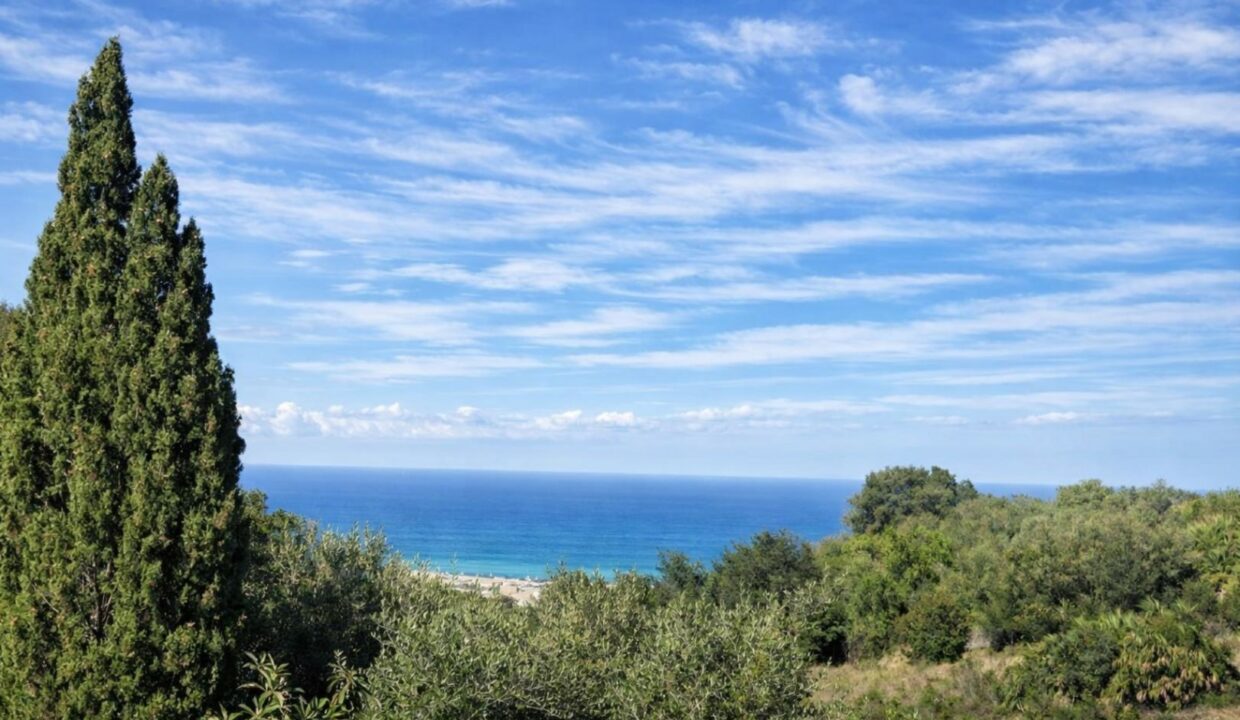Vista mediterránea con mar y vegetación