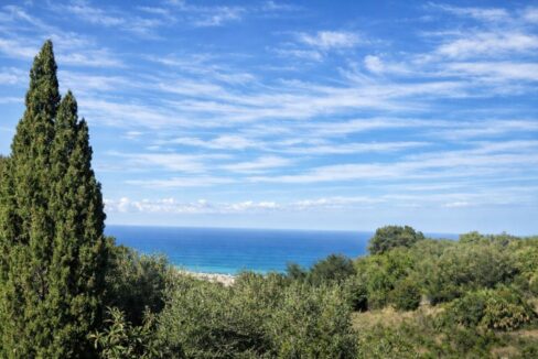 Vista mediterránea con mar y vegetación
