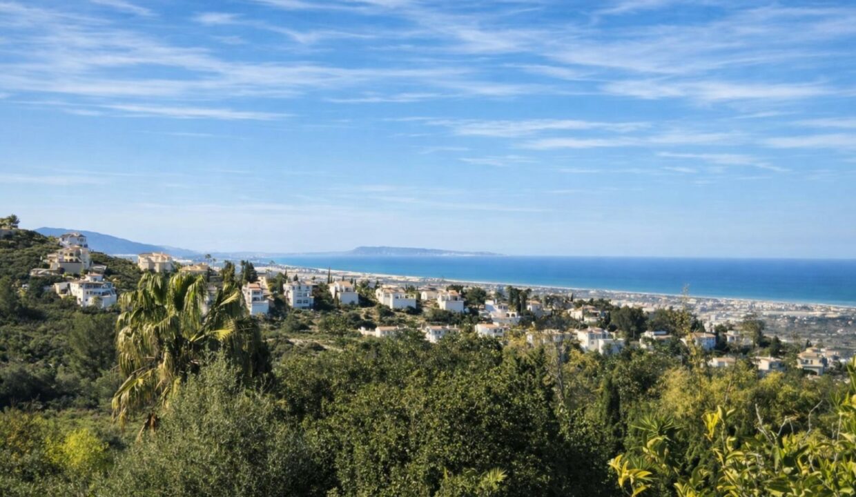 Vista mediterránea con villas junto al mar