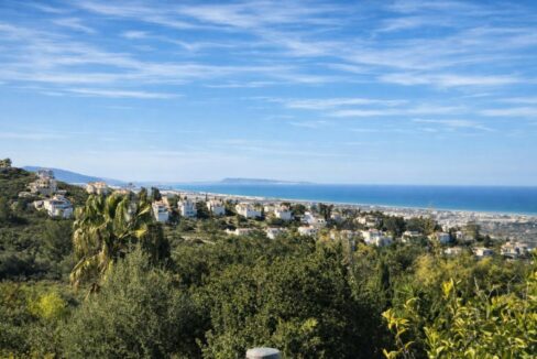 Vista mediterránea con villas junto al mar
