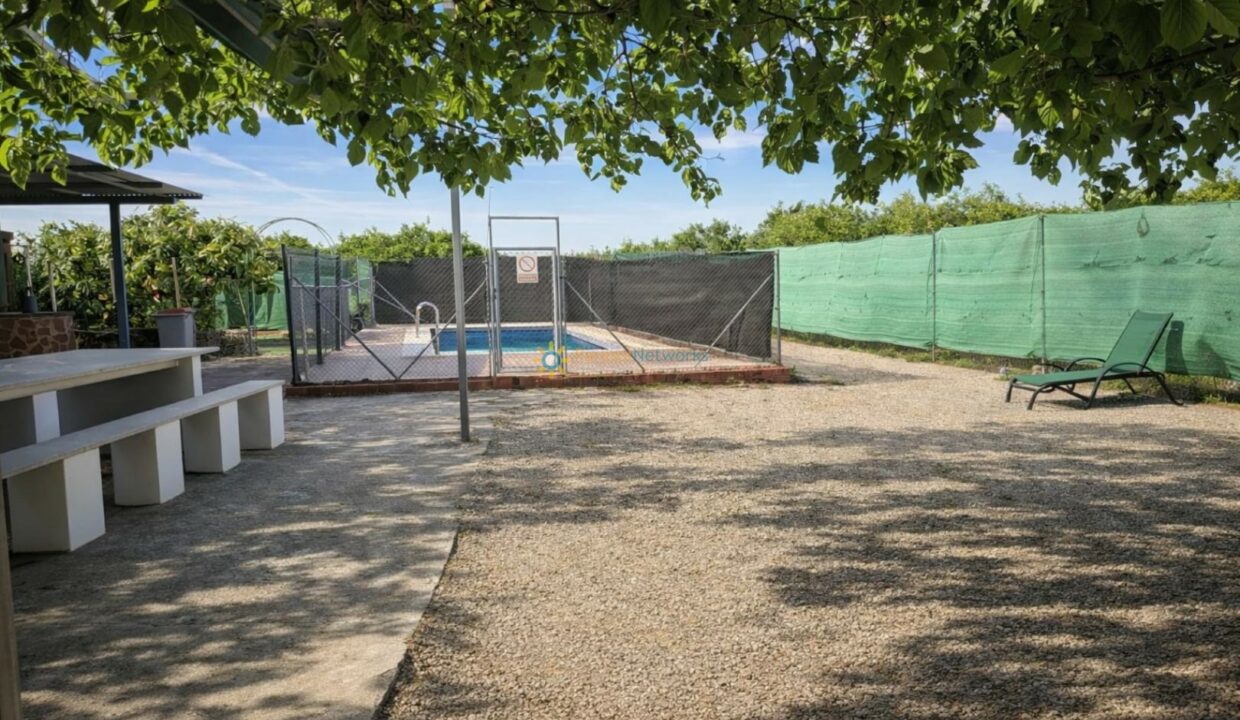 Zona de piscina tranquila y sombreada
