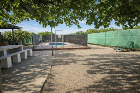 Zona de piscina tranquila y sombreada